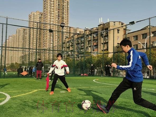 新华社：出家门，见球门——武汉足球文化在社区生枝发芽